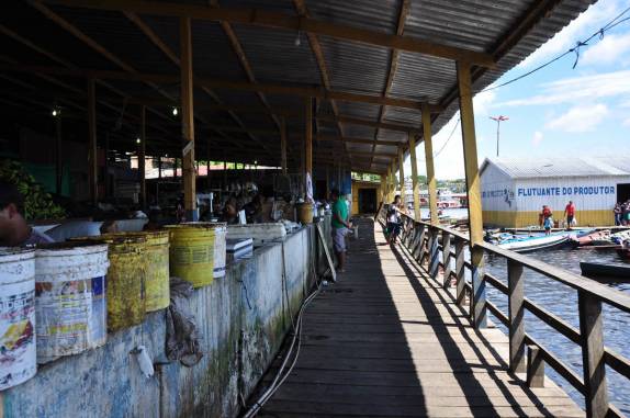Ao lado do rio, o mercado de Tefé, no Amazonas